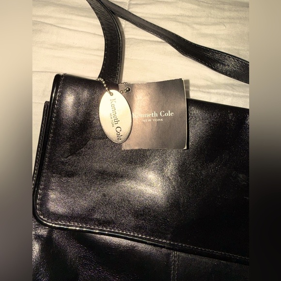 Kenneth Cole Handbags - Vintage Kenneth Cole Genuine Leather Crossbody